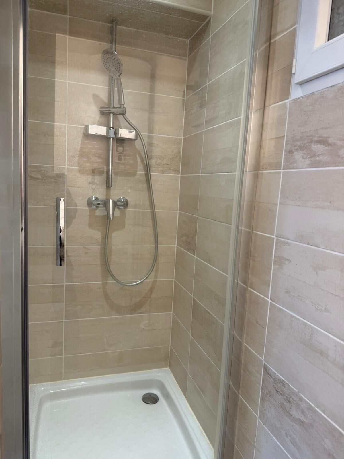 Douche, serviettes fournies, papier toilette