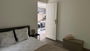 Ein Schlafzimmer mit Bett, Nachttisch und Sitzbank.