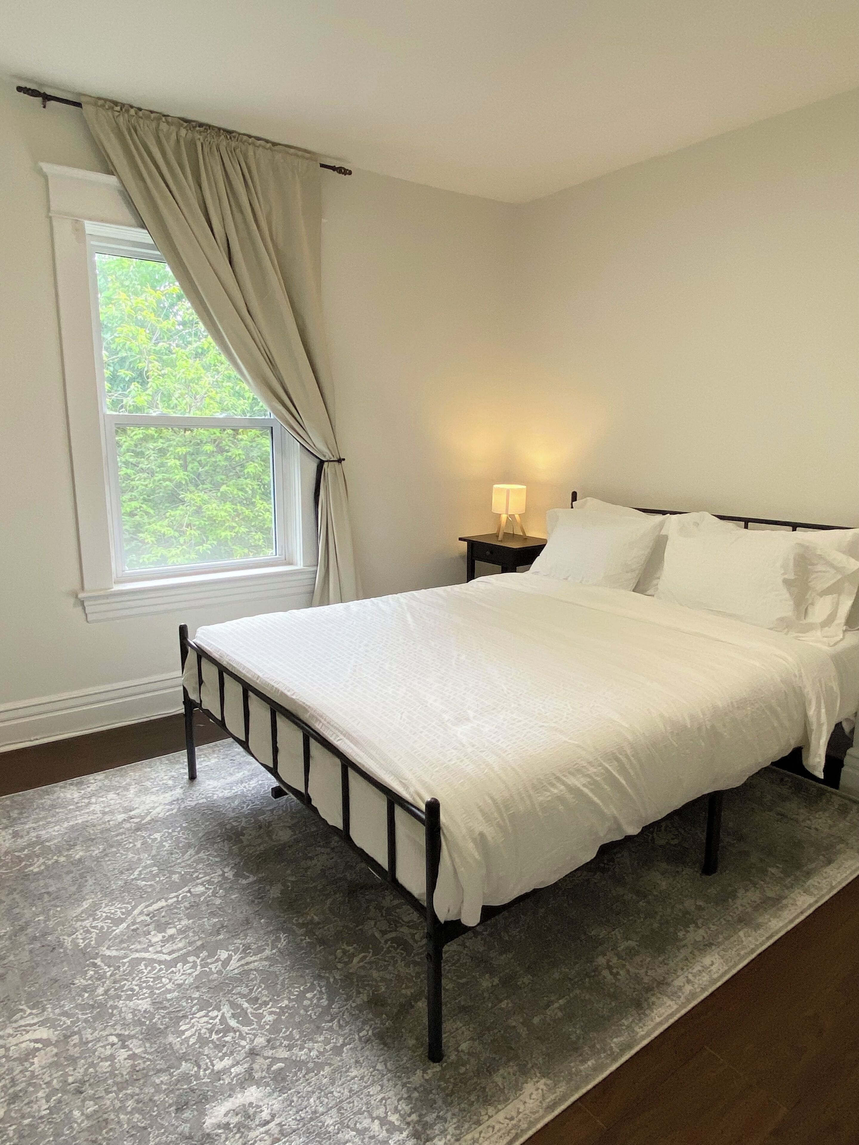 2 bedrooms, desk, WiFi, bed sheets
