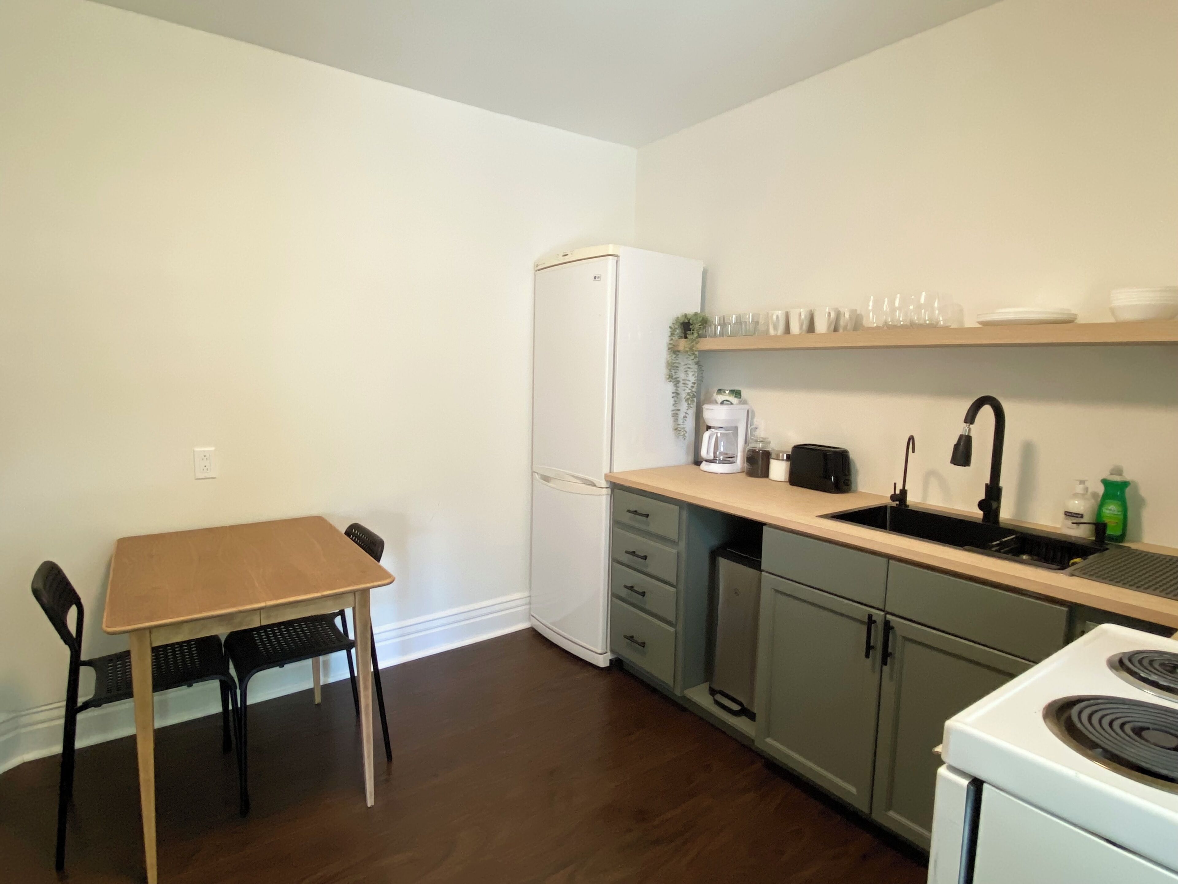 Coffee/tea maker, fridge, microwave, oven