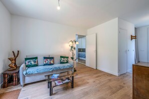 Una sala de estar moderna con un sofá, una mesa de centro y una escultura de madera.