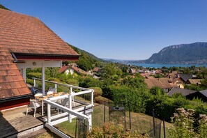 A residential area with a view of a lake and mountains. - Villa Alba - Vue panoramique sur lac et montagnes (Sévrier)