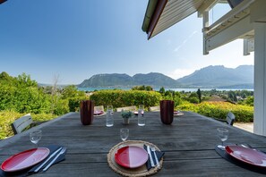 Outdoor dining - Villa Alba - Vue panoramique sur lac et montagnes (Sévrier)