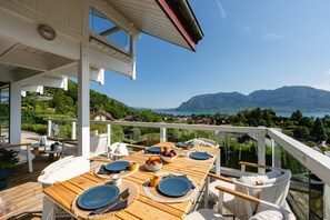 Outdoor dining - Villa Alba - Vue panoramique sur lac et montagnes (Sévrier)