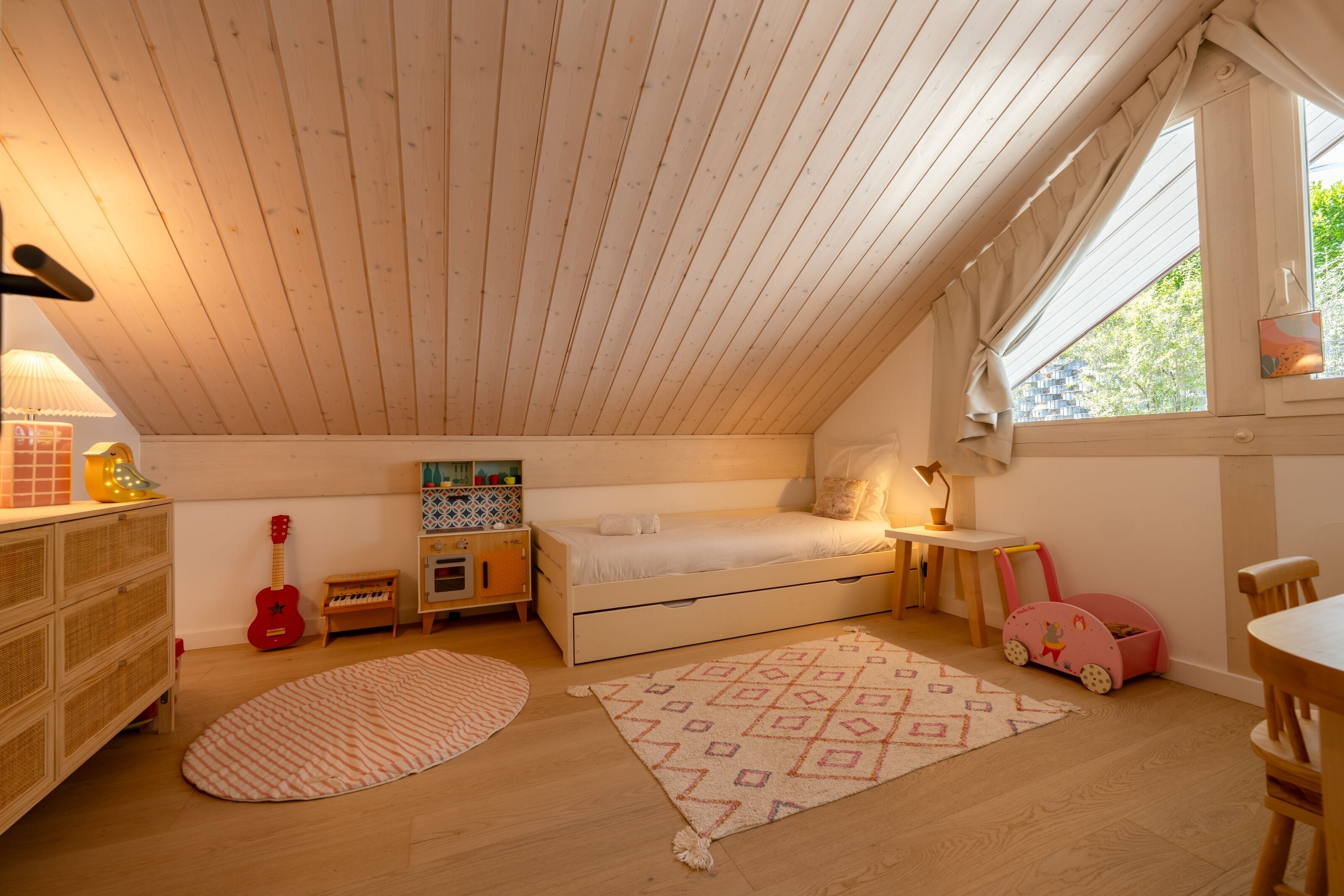 4 bedrooms, iron/ironing board, WiFi (free), bed sheets
