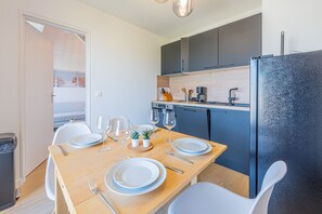 Una cocina moderna con un comedor listo para dos personas.