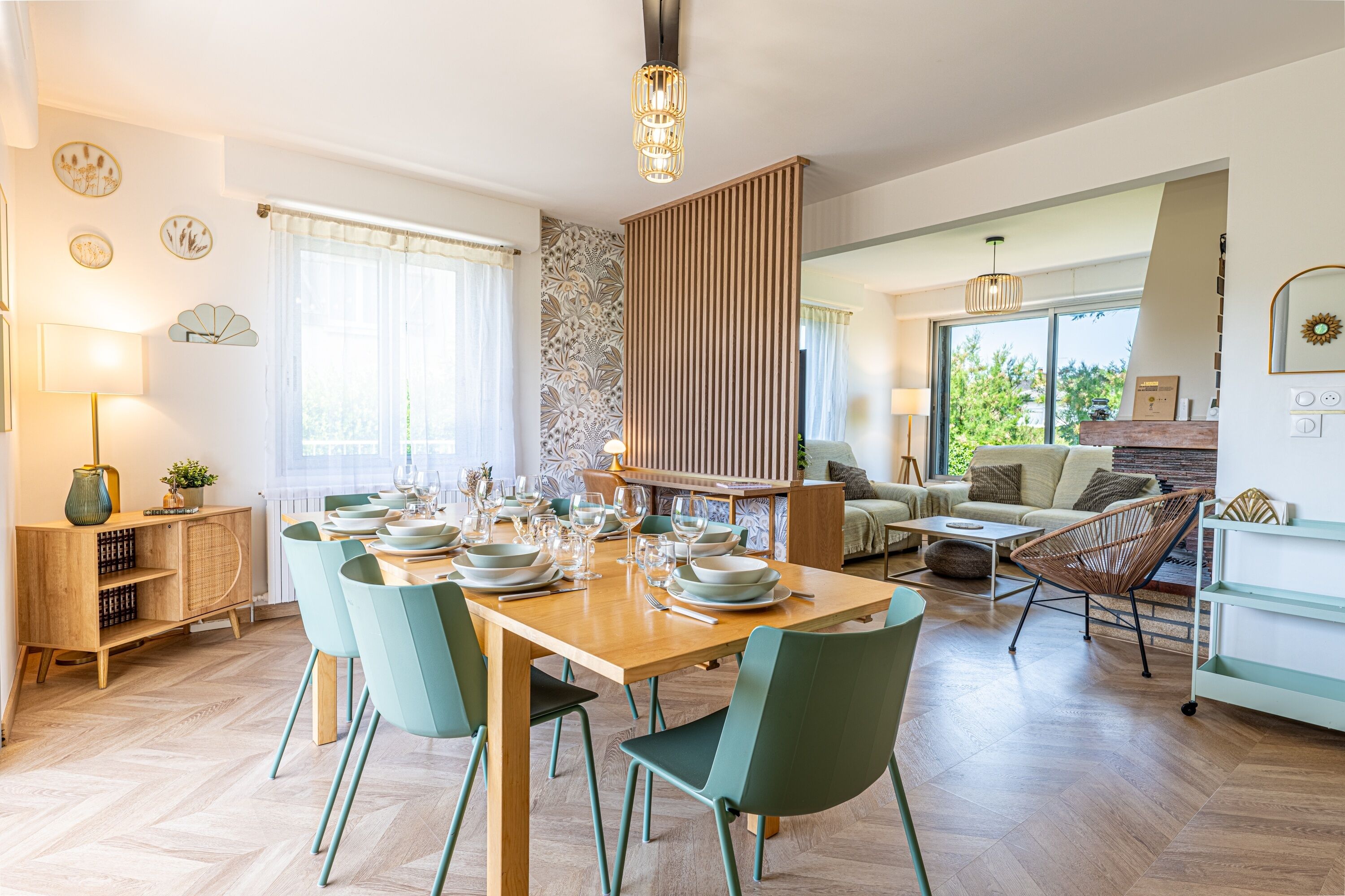 Un espacio moderno tipo sala con comedor, un conjunto de sofás y una zona de cocina.