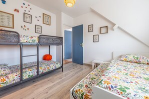 A room with bunk beds, a desk, and a door leading to another room. - L'Écho des Marées - Bernières-sur-Mer (Bernières-sur-Mer)