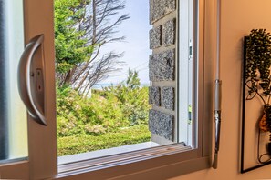 A window with a view of a garden and a clear sky. - L'Écho des Marées - Bernières-sur-Mer (Bernières-sur-Mer)