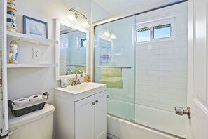 Haartrockner, Handtücher, Seife, Toilettenpapier