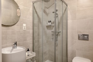 Comfort Studio | Bathroom | Shower, hair dryer, towels, soap - El Racimo Apartments (Málaga Capital)