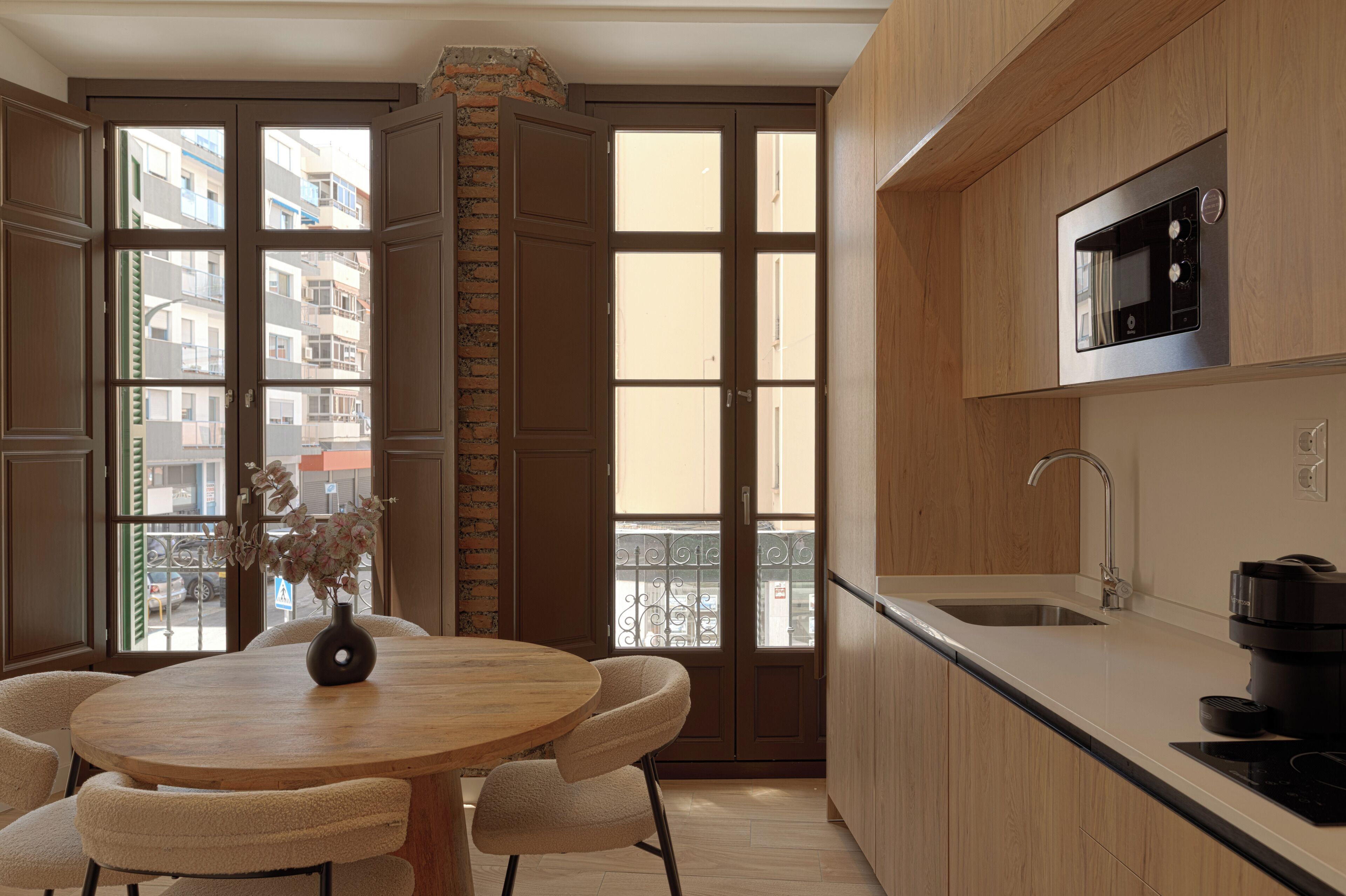 Apartamento superior | Cocina privada | Frigorífico grande, microondas, placa de cocina y lavavajillas