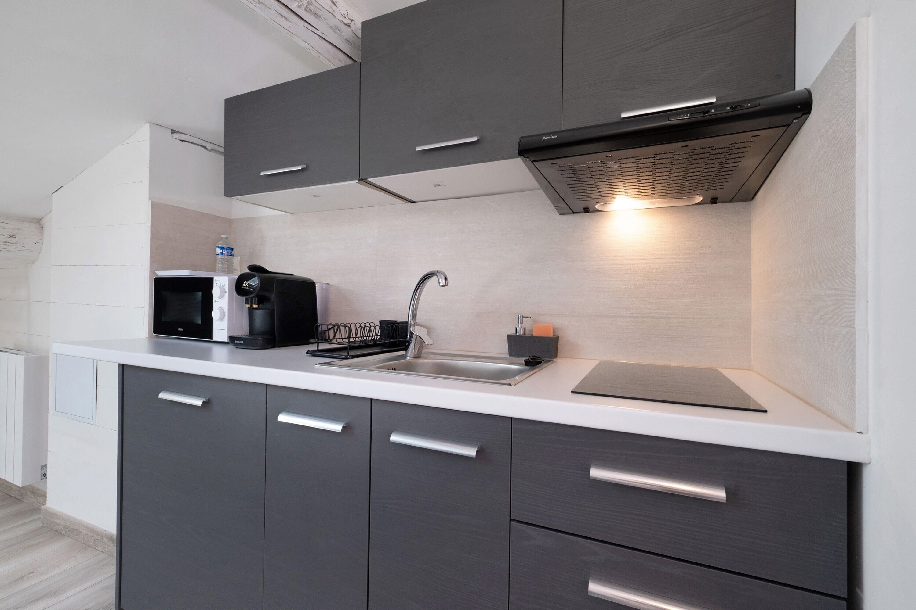 Coffee/tea maker, fridge, microwave, stovetop