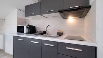 Coffee/tea maker, fridge, microwave, stovetop