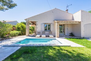 A house with a swimming pool, a covered patio with seating, and a garden. - Villa Marius, fully renovated, walking distance to the village, A/C, pool (Saint-Rémy-de-Provence)
