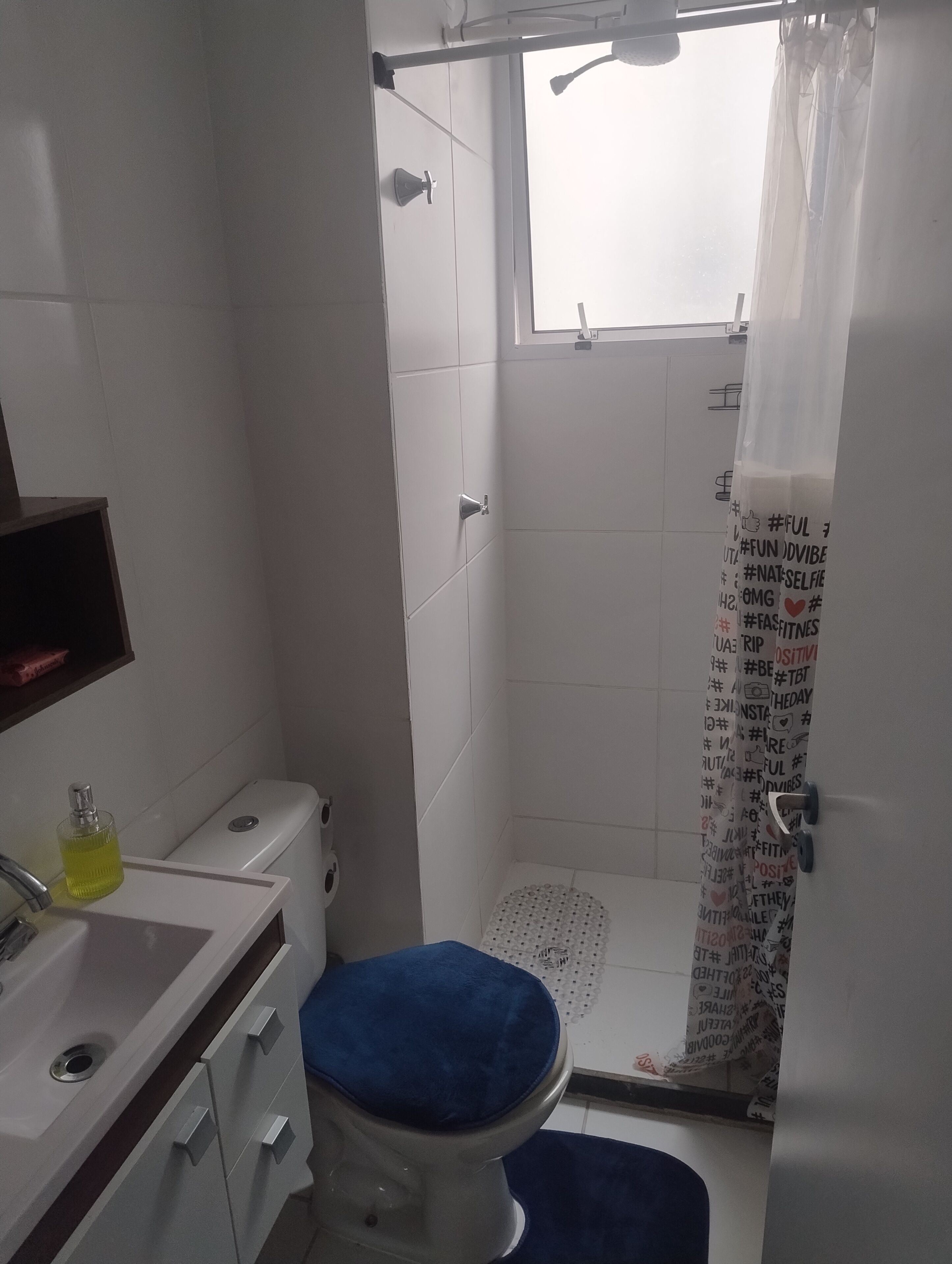 Dusj, håndklær, såpe og toalettpapir