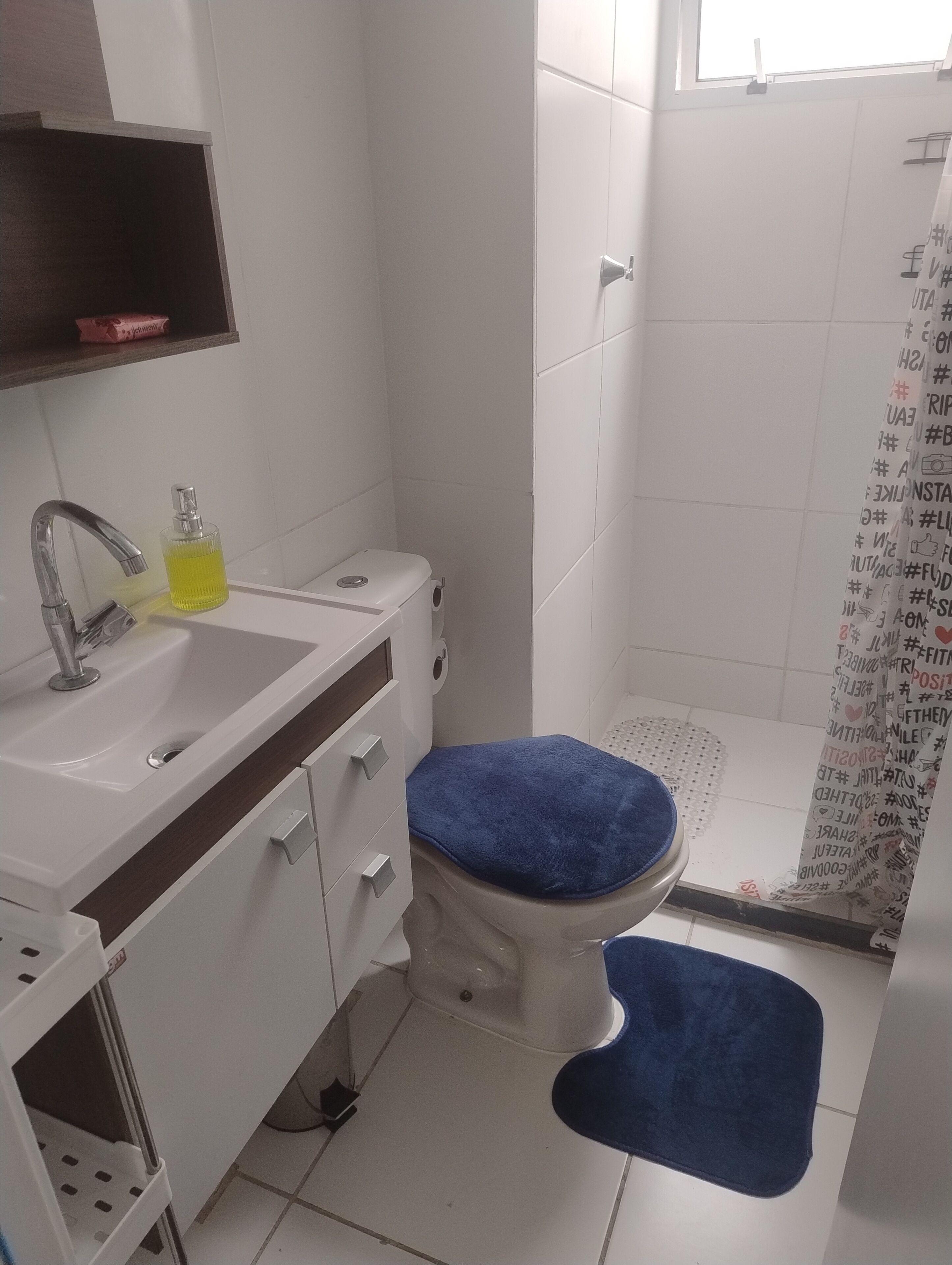 Dusj, håndklær, såpe og toalettpapir