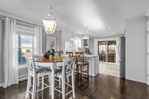 Dining - Modern 3-bedroom home with SPA, AC, Office and Gym (Sherbrooke)