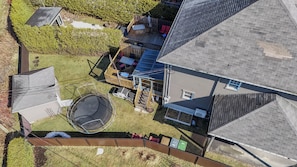 Outdoor dining - Modern 3-bedroom home with SPA, AC, Office and Gym (Sherbrooke)