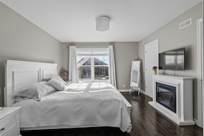 Room - Modern 3-bedroom home with SPA, AC, Office and Gym (Sherbrooke)
