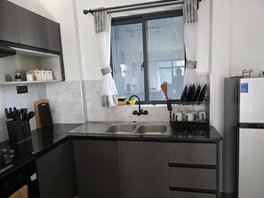 Wasserkocher mit Kaffee-/Teezubehör, Kühlschrank, Mikrowelle, Ofen