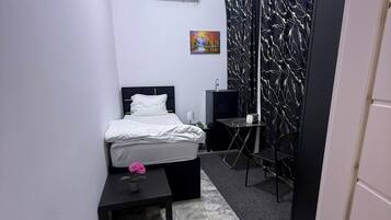 Chambre Simple Confort, vue cour intérieure | Coffres-forts dans les chambres, Wi-Fi gratuit