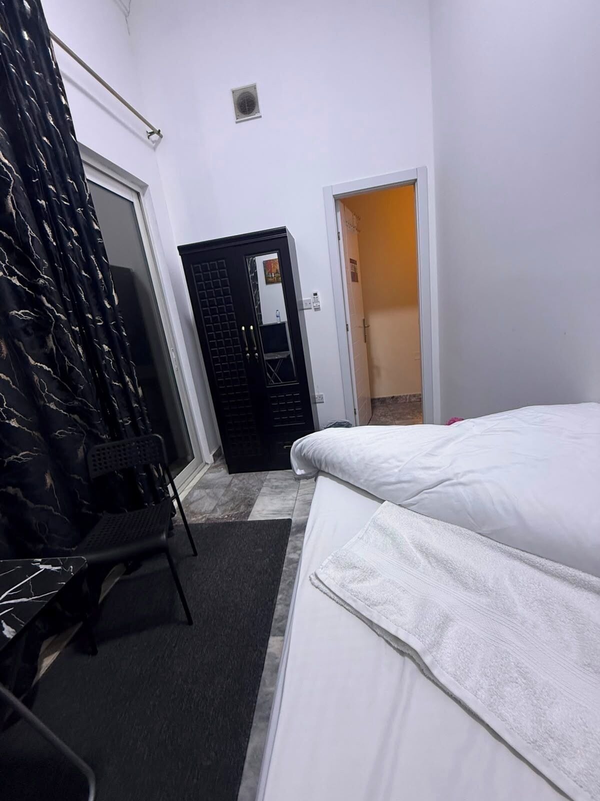Chambre Simple Confort, vue cour intérieure | Coffres-forts dans les chambres, Wi-Fi gratuit