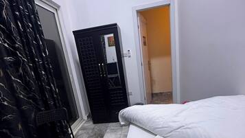 Chambre Simple Confort, vue cour intérieure | Coffres-forts dans les chambres, Wi-Fi gratuit