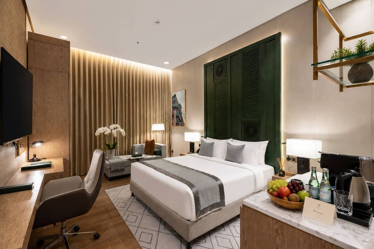 Habitación Deluxe con 1 cama matrimonial o 2 individuales, vista a la ciudad | Caja de seguridad en la habitación y escritorio