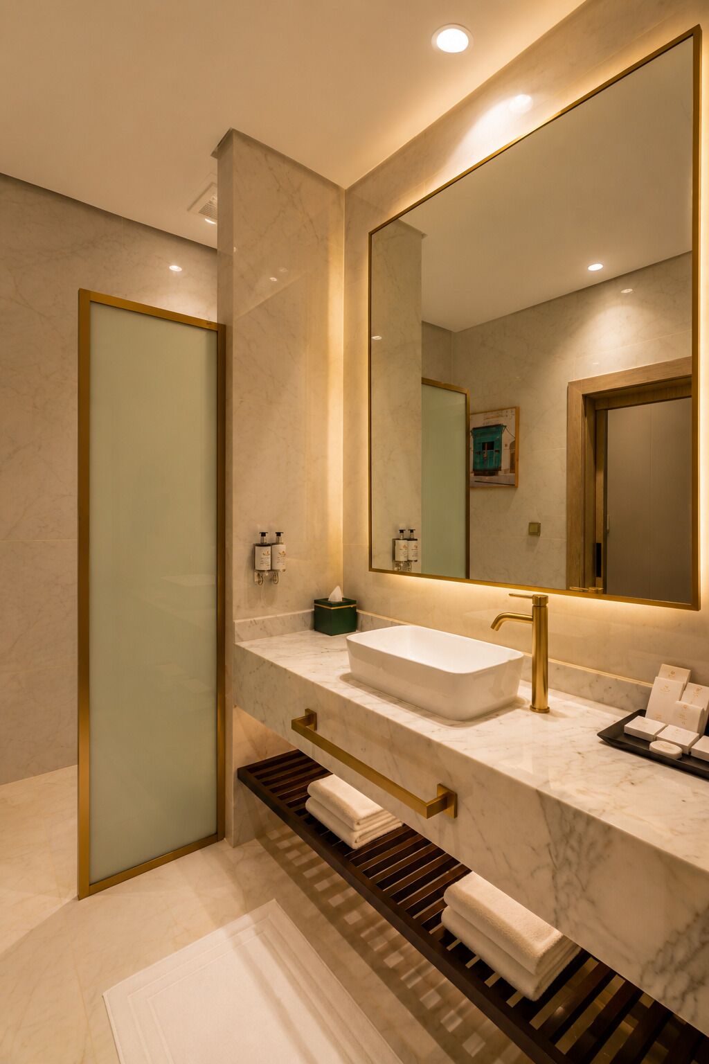Deluxe Double or Twin Room, Non Smoking, City View | Bathroom | Shower, free toiletries, hair dryer, slippers