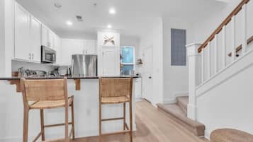 Townhouse | Dapur pribadi | Meja makan