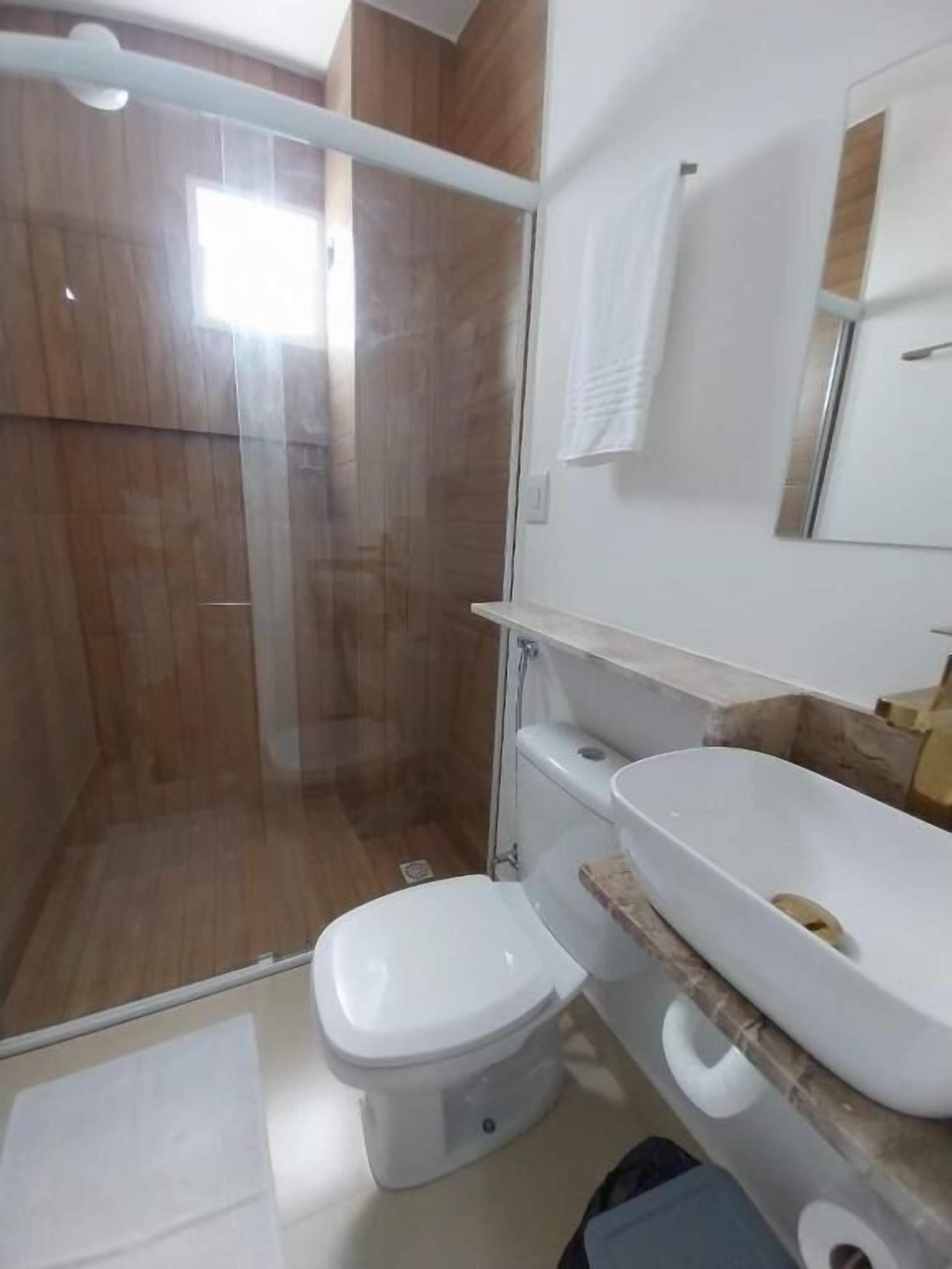 Kahden hengen standard-huone, näköala pihalle | Kylpyhuone | Ilmaiset hygieniatuotteet, pyyhkeet, saippua, sampoo