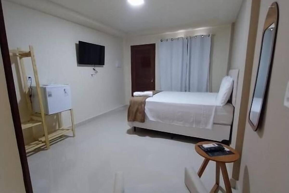 Chambre Standard double, vue sur la cour intérieure | Bureau, espace de travail pour ordinateurs portables
