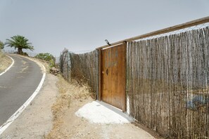 Propiedad resguardada por una puerta de madera con el cartel 'CASA DANY' y una cerca de alambre.