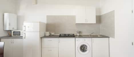 Coffee/tea maker, fridge, microwave, stovetop