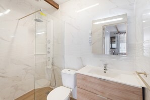 Shower, towels - Casa Dani: Tranquility in the Mountains with Pool and Garden (Cruz de Tea)
