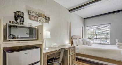 The Cedar Room | Garage Parking Near Garden of the Gods