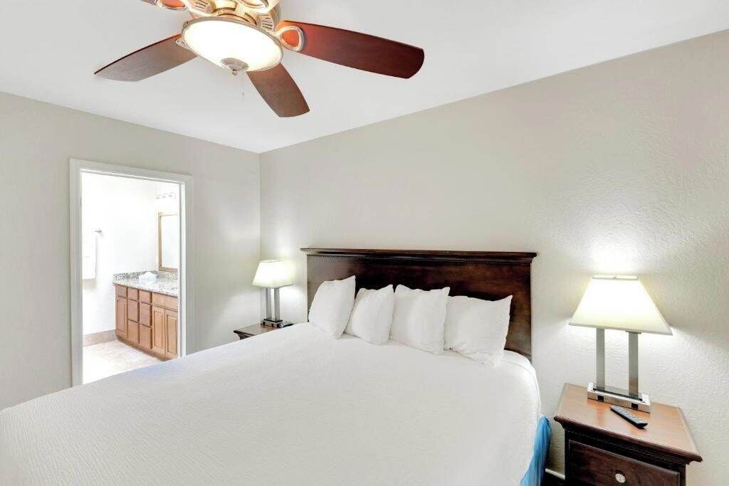 2 bedrooms, iron/ironing board, WiFi