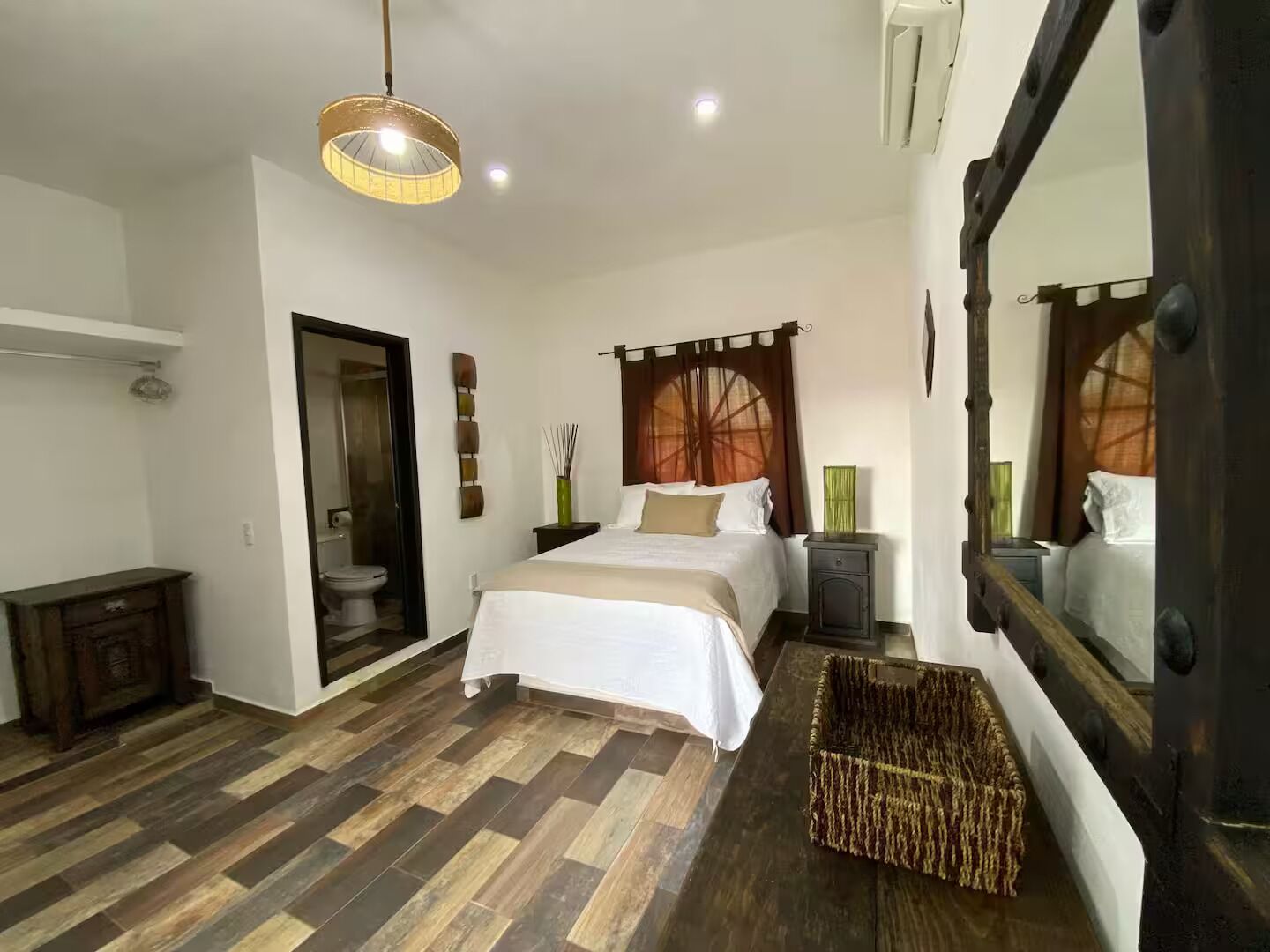 3 bedrooms, iron/ironing board, WiFi (free), bed sheets