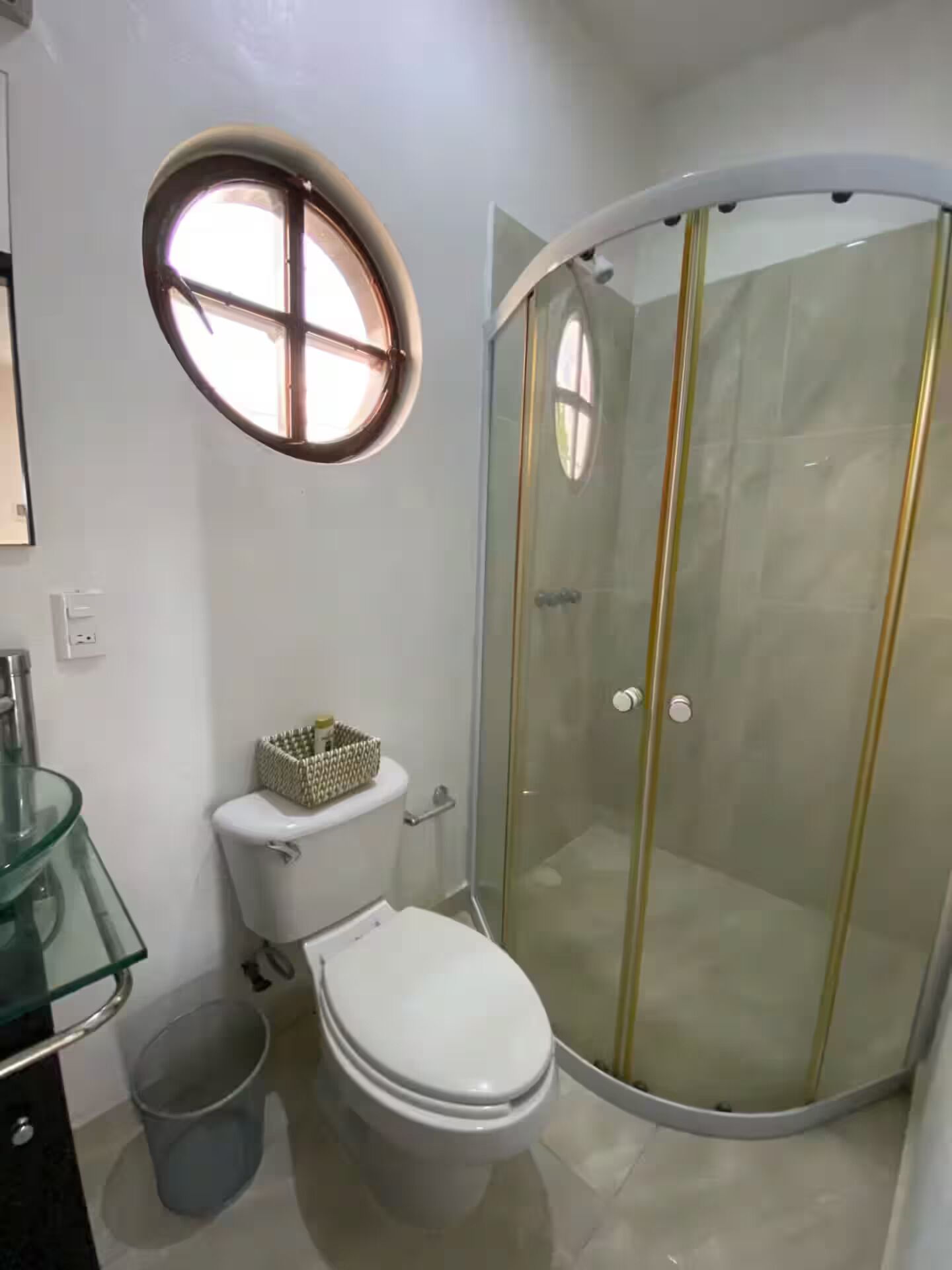 Douche, sèche-cheveux, serviettes fournies, savon