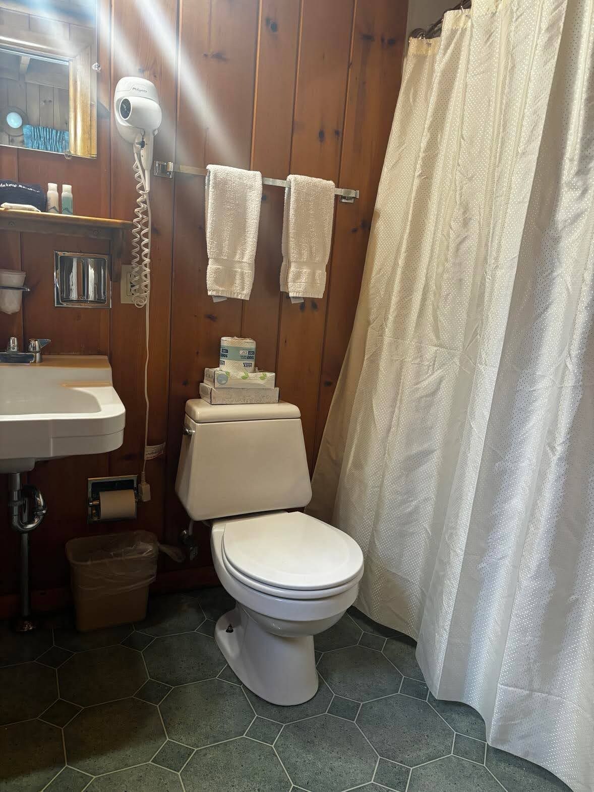 Ducha, toallas, jabón, shampoo