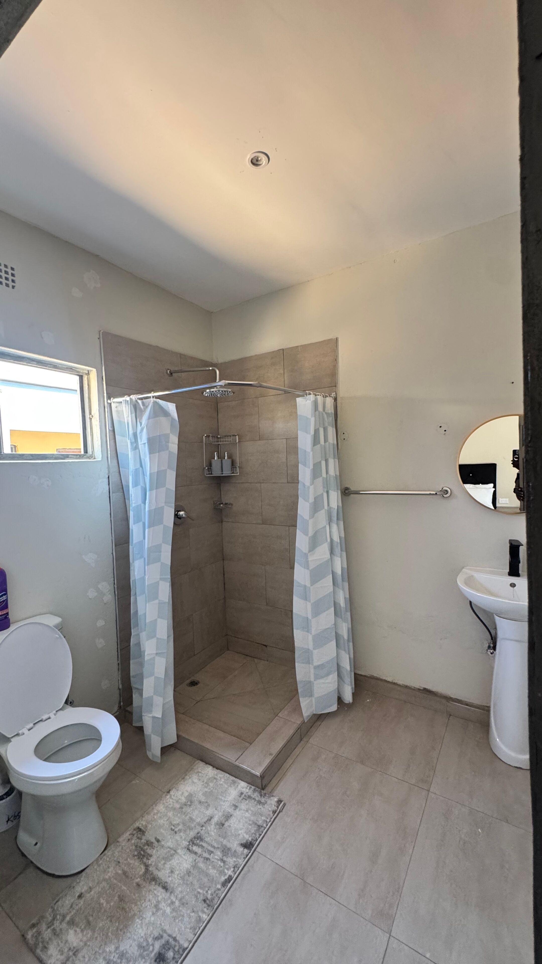 Deluxe appartement, 1 tweepersoonsbed, uitzicht op tuin | Badkamer | Een douche, handdoeken, zeep, shampoo