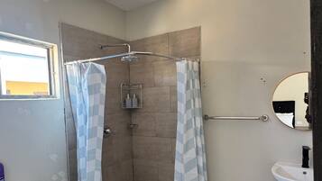 Deluxe appartement, 1 tweepersoonsbed, uitzicht op tuin | Badkamer | Een douche, handdoeken, zeep, shampoo