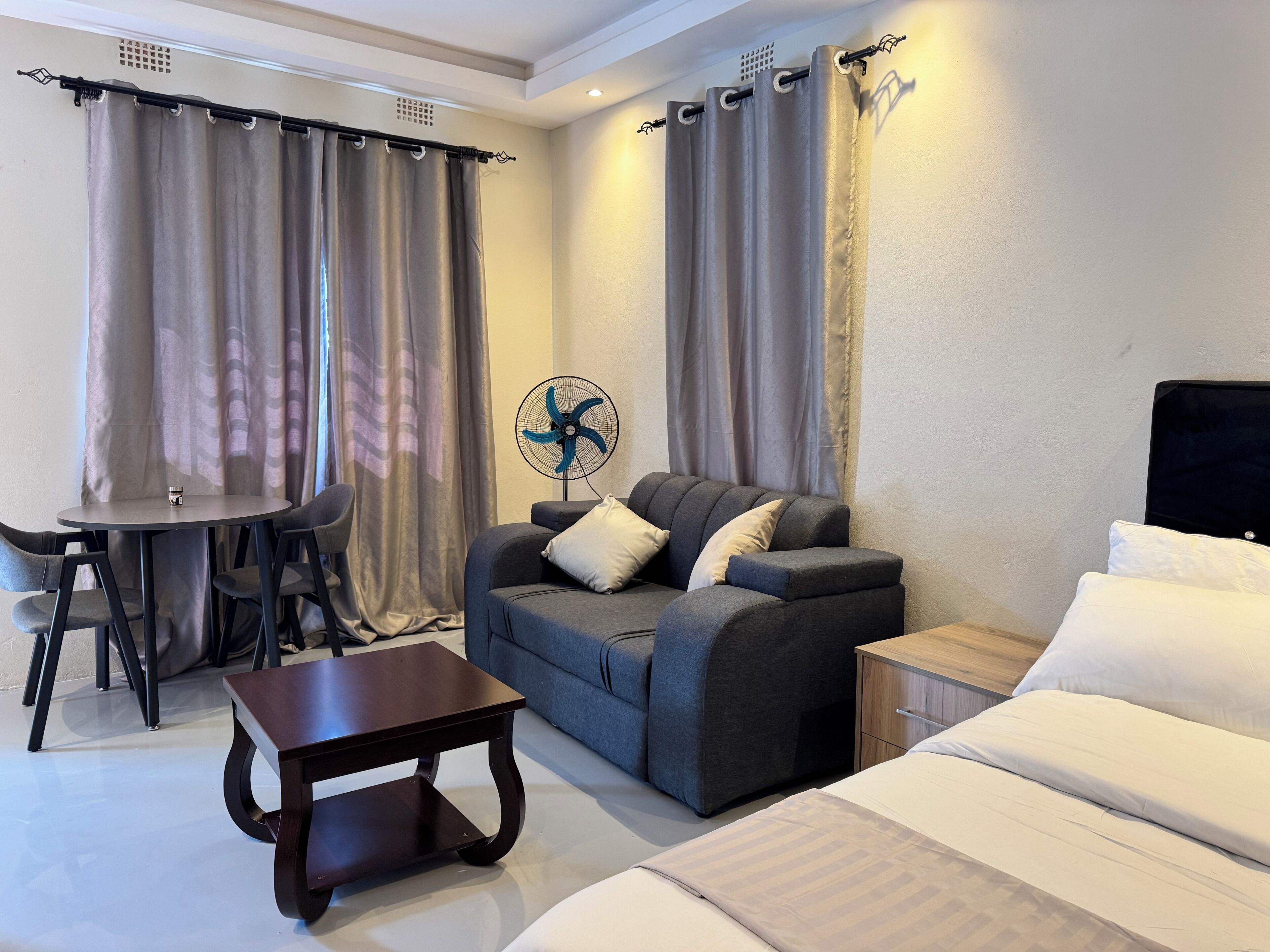 Apartamento Deluxe, 1 cama doble, vistas al jardín | Espacio para trabajar con un portátil y tabla de planchar con plancha
