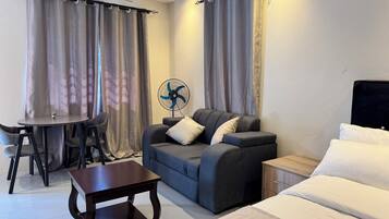 Apartamento Deluxe, 1 cama doble, vistas al jardín | Espacio para trabajar con un portátil y tabla de planchar con plancha
