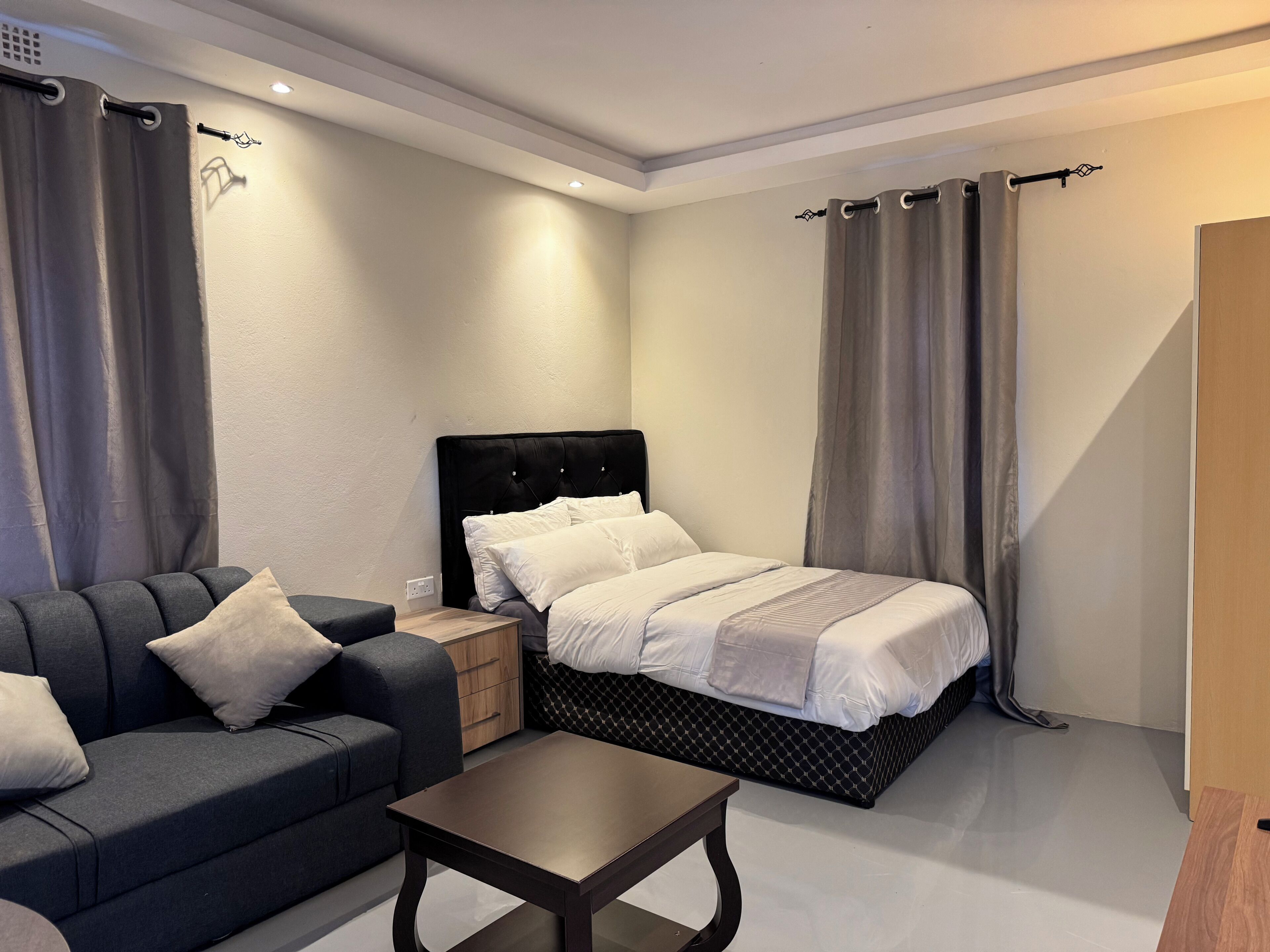 Apartamento Deluxe, 1 cama doble, vistas al jardín | Espacio para trabajar con un portátil y tabla de planchar con plancha
