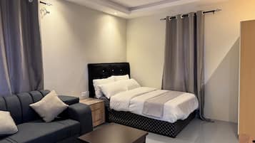 Apartamento Deluxe, 1 cama doble, vistas al jardín | Espacio para trabajar con un portátil y tabla de planchar con plancha