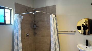 Deluxe Apartment, 1 Double Bed, Garden View | Bathroom