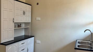 Apartamento Deluxe, 1 cama doble, vistas al jardín | Cocina básica privada | Frigorífico pequeño, microondas, placa de cocina y utensilios de cocina