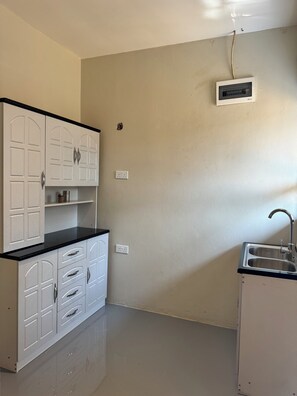 Departamento Deluxe, 1 cama matrimonial, vista al jardín | Cocineta privada | Frigobar, microondas, parrilla de estufa y utensilios de cocina 